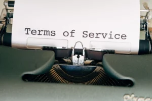 Máquina de escrever vintage com papel exibindo 'Termos de Serviço', ideal para temas de blog advocacia