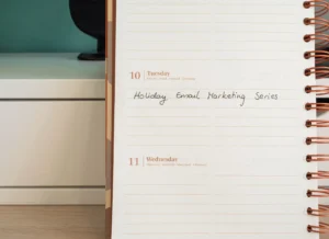 Planner aberto em uma mesa com anotações sobre estratégias de email marketing advocacia