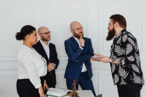 Profissionais de advocacia colaborando em reunião sobre estratégias de redes sociais advocacia