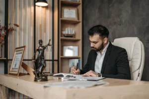 Advogado concentrado em escritório revisando documentos legais, representando a importância de um site profissional para