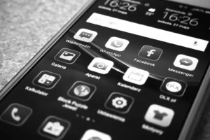 Celular em preto e branco exibindo ícones de redes sociais, essenciais para instagram para advogados