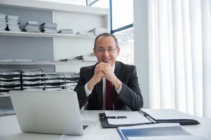 Advogado confiante com laptop e documentos representando otimização site advogado