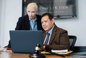 site para advogado de família exibido no notebook de um advogado experiente em escritório