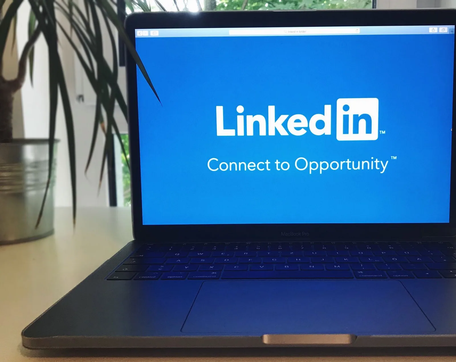 Tela de notebook com o logo do LinkedIn e a frase Connect to Opportunity, ideal para um perfil de advogado